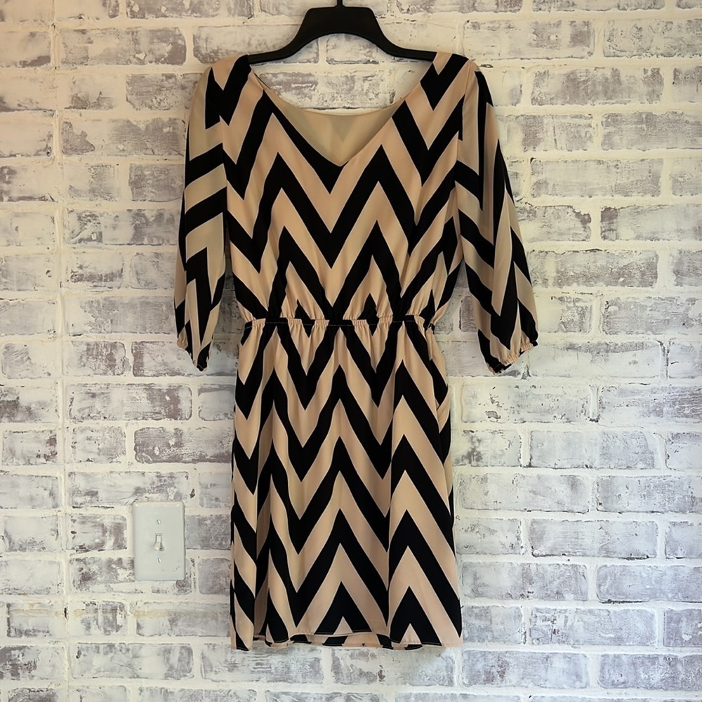 Gianni Bini Women’s Chevron Dress Above the Knee Tan Black Career Pockets Sz XS - Picture 3 of 7